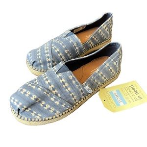 TOMS. size 5. new with tags. Navy Batik Stripe